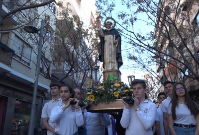 Procesión San Vicente Ferrer portado por alumnos y alumnas del Colegio Santa Faz