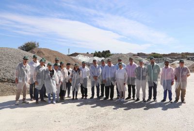 El Ayuntamiento y colectivos de San Vicente visitan la Planta de Reciclaje de Vidrio de Caudete